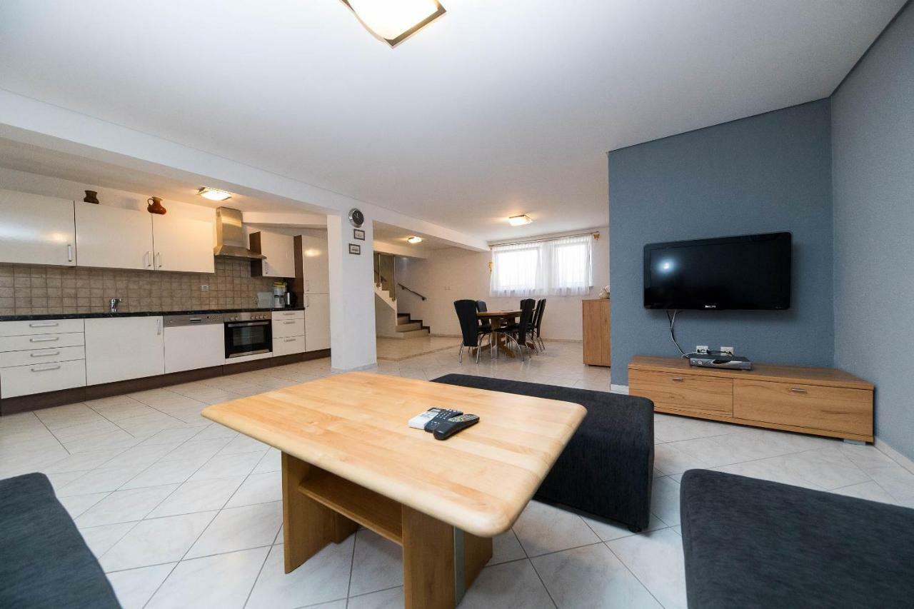 Moderne Souterrainwohnung Crikvenica Luaran gambar