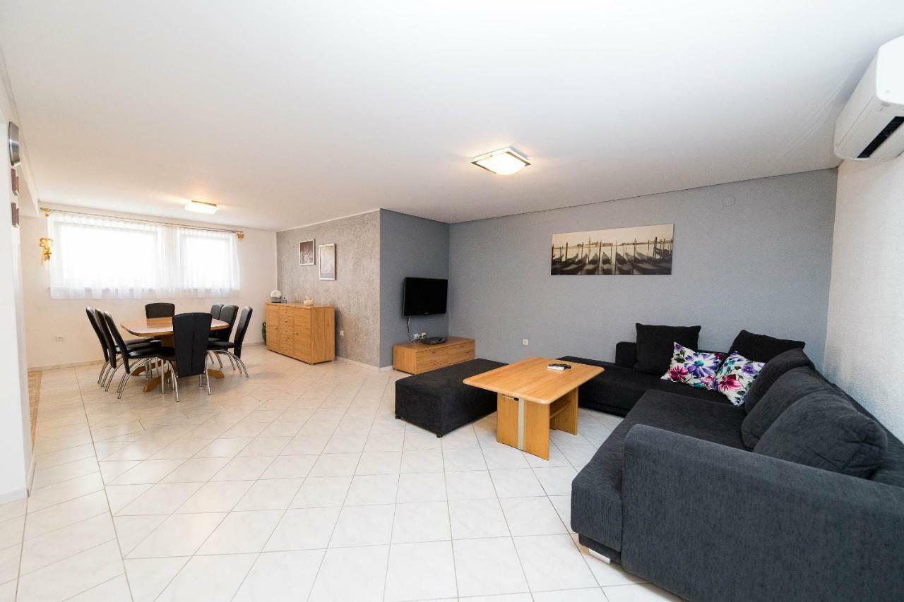Moderne Souterrainwohnung Crikvenica Luaran gambar